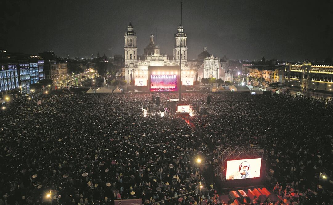El Zócalo de la Ciudad de México lució lleno durante el concierto del cantautor cubano, Silvio Rodríguez. Foto: GERMÁN ESPINOSA. EL UNIVERSAL