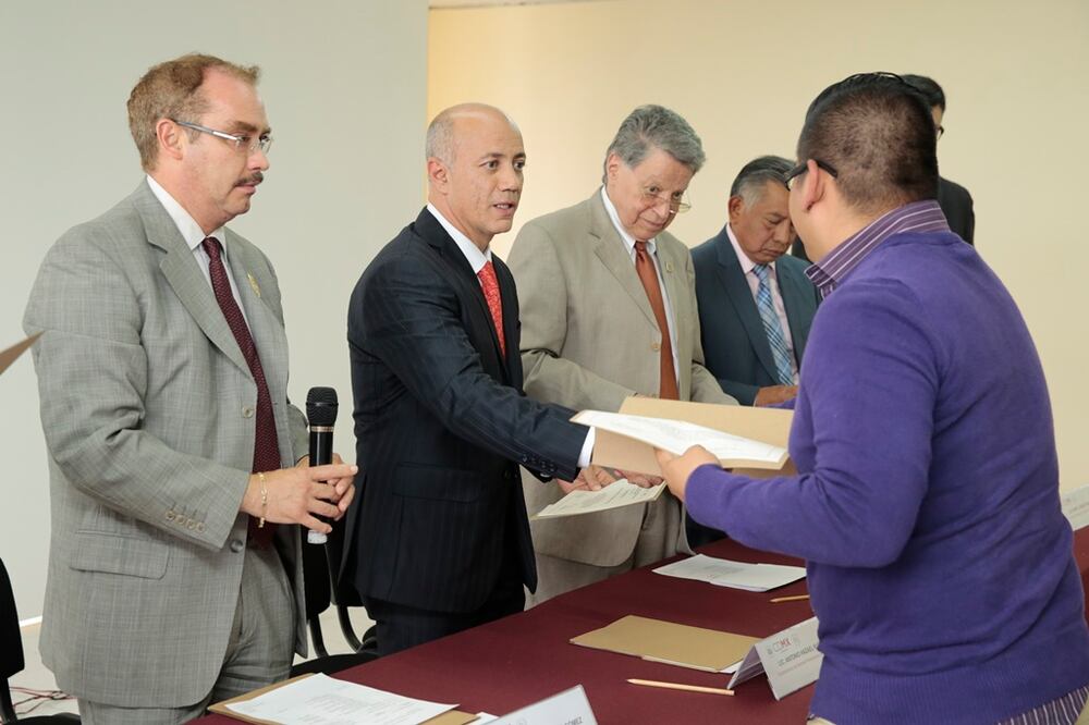 El subsecretario de Sistema Penitenciario del DF, Hazaek Ruíz Ortega, entregó las constancias a los 68 servidores públicos que tomaron el curso (Foto: Cortesía)