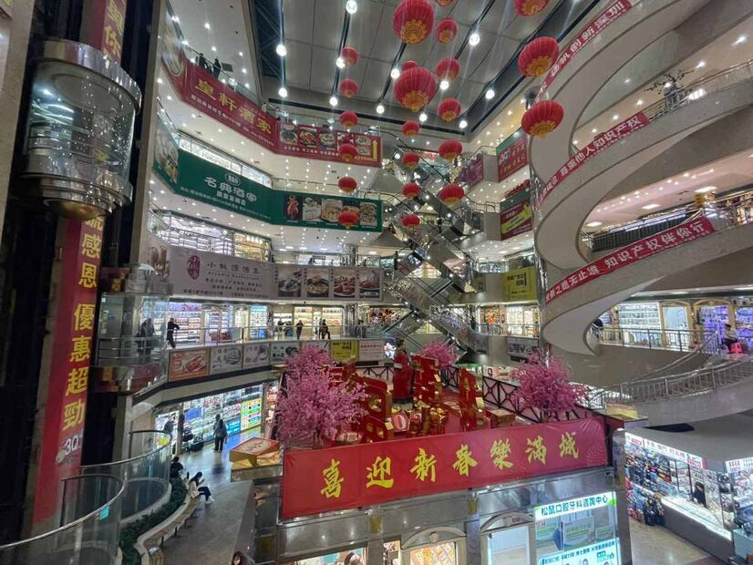 Ubicado en Shenzen, Louhu es un complejo comercial de cinco pisos que se enorgullece de vender la mejor piratería del mundo. Los vendedores de este mercado asiático, bravos, dominan varios idiomas y hacen lo que sea para conseguir una venta. Foto: Mario Landeros/EL UNIVERSAL