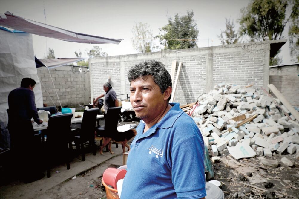 Temor. El hombre confiesa que tenía miedo de regresar a su casa porque sabía que se cayó en el temblor. (ESPECIAL)