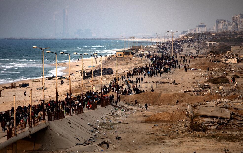 Palestinos desplazados avanzan desde el sur hacia el norte de Gaza en medio de un alto al fuego entre Israel y Hamás, en el centro de la Franja de Gaza, el 28 de enero de 2025. Foto: EFE
