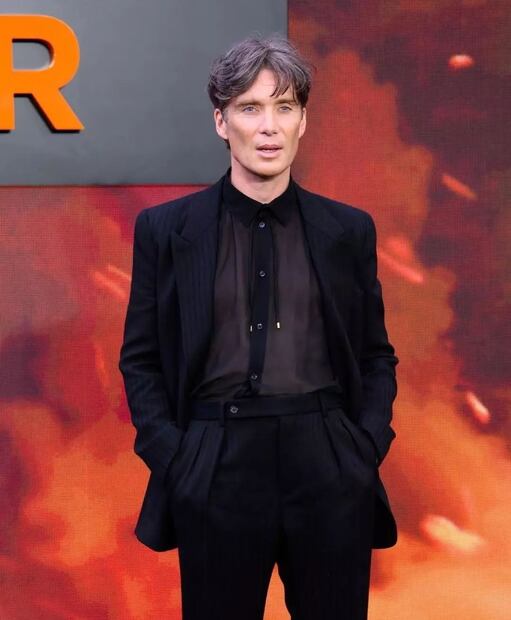 Cillian Murphy posando. Fuente: Instagram @oppenheimermovie
