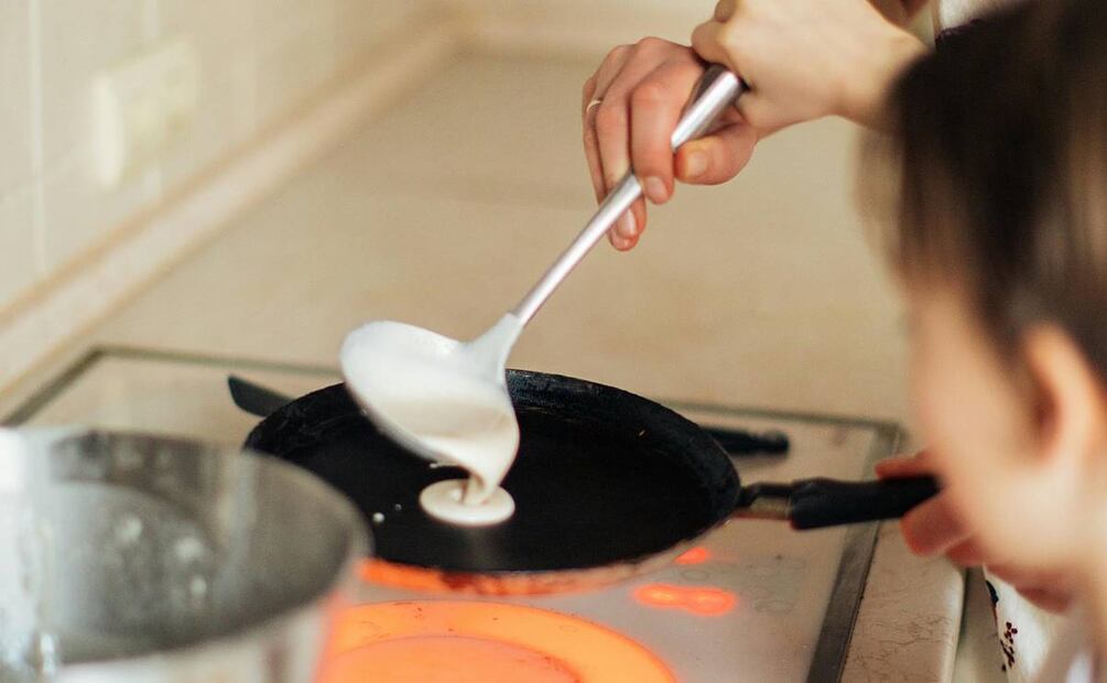 La mezcla cruda para pasteles o hotcakes puede ser riesgosa para la salud. Foto: Pexels