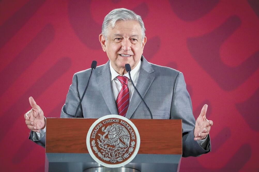 Andrés Manuel López Obrador no descartó que el gobierno pueda adquirir Mexicana de Aviación, siempre y cuando sea algo viable en costo-beneficio. Foto/DIEGO SIMÓN. EL UNIVERSAL