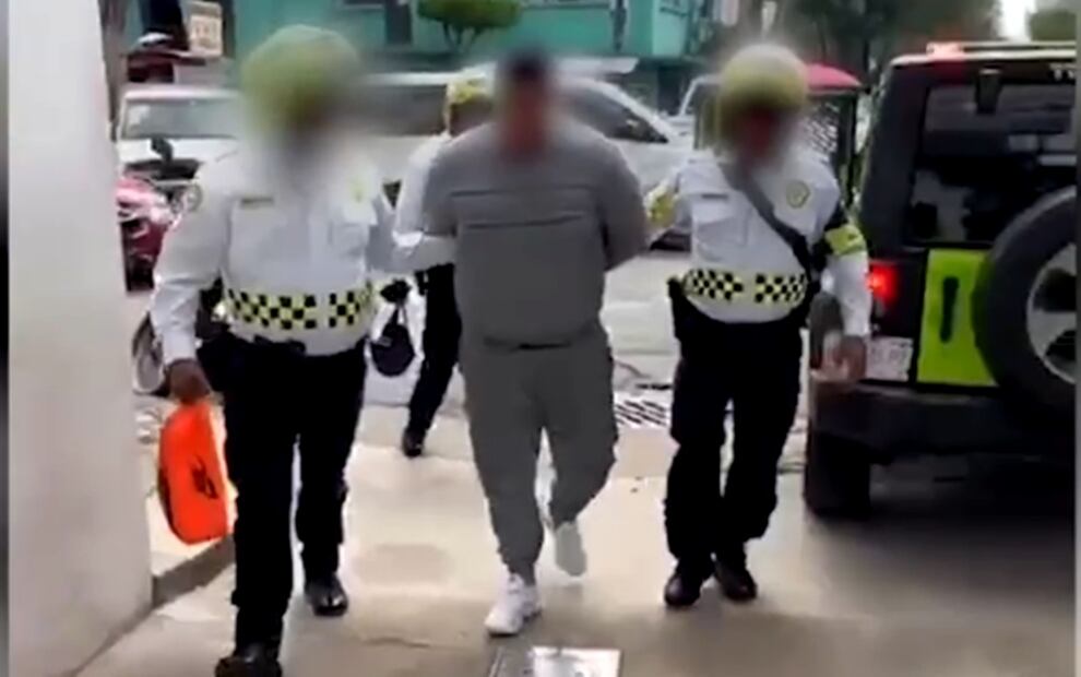 Elementos de la Subsecretaría de Control de Tránsito de la Secretaría de Seguridad Ciudadana hallaron un millón de pesos a un motociclista que detuvieron por circular sin casco protector en la alcaldía Gustavo A. Madero. Foto: especial