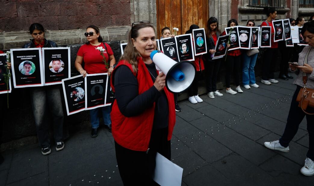 Integrantes del Instituto de las Mujeres para la Migración se manifestaron afuera de Palacio Nacional para exigir justicia por las víctimas del incendio en la estación migratoria de Ciudad Juárez, hace dos años, el 27 de marzo de 2025. Foto: Diego Simón Sánchez/EL UNIVERSAL