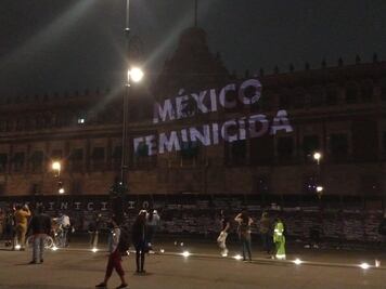 "México feminicida"; Proyectan mensaje en Palacio Nacional