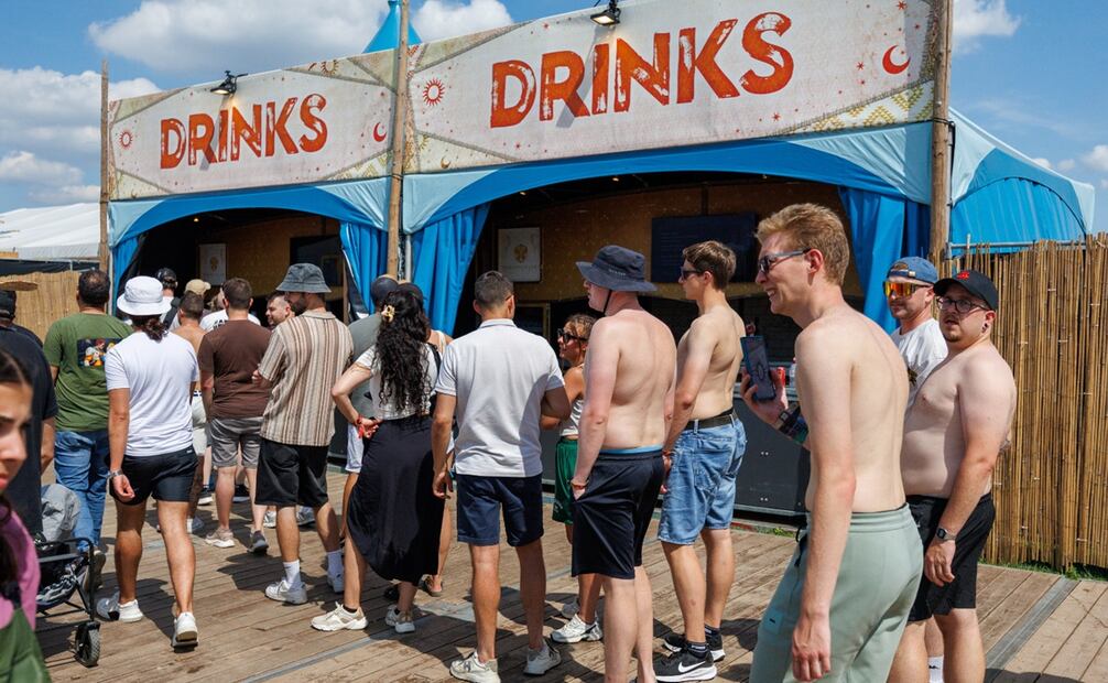 Los primeros asistentes al festival llegan a Tomorrowland 2025 tras el incendio. Foto: EFE/EPA.