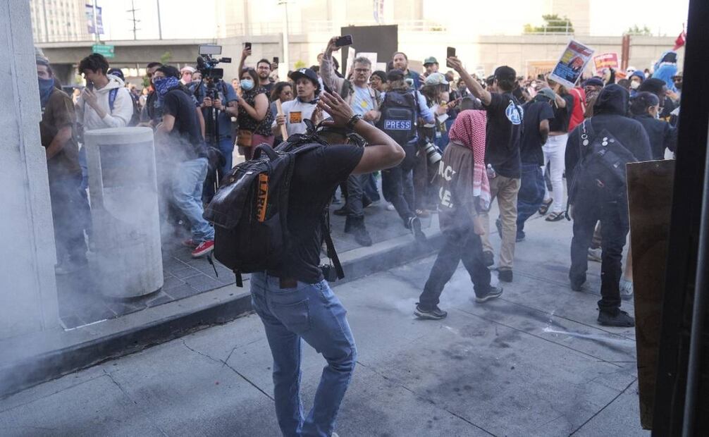 Autoridades migratorias de EU realizaron operativos en Los Ángeles, arrestando a 45 personas en negocios como Home Depot y una tienda de donas, desatando protestas y enfrentamientos. La alcaldesa Karen Bass y defensores de derechos de inmigrantes condenaron las tácticas del ICE, acusándolas de sembrar terror. (06/06/25) Foto: AP