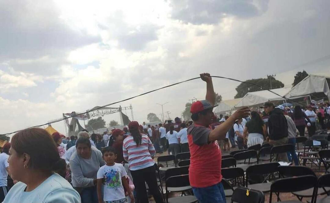 La caía de la lona provocó “lesiones leves a algunos de los asistentes y algunas personas presentaron crisis nerviosas”, personal de Protección Civil de Xonacatlán. Foto: Especial