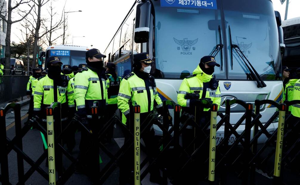 Un tribunal de Seúl emitió una orden de arresto contra el expresidente surcoreano Yoon Suk Yeol, destituido tras imponer brevemente la ley marcial en diciembre de 2024. La orden se ejecutó el 3 de enero de 2025 en su residencia, con la participación de autoridades anticorrupción y policías. (02/01/25) Foto: EFE