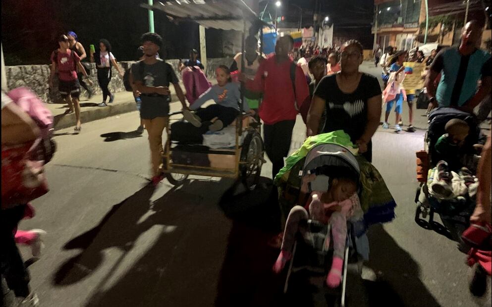 El contingente está integrado por hombres, mujeres y niños en brazos salió del parque Bicentenario de esta ciudad. Foto: María de Jesús Peters/EL UNIVERSAL