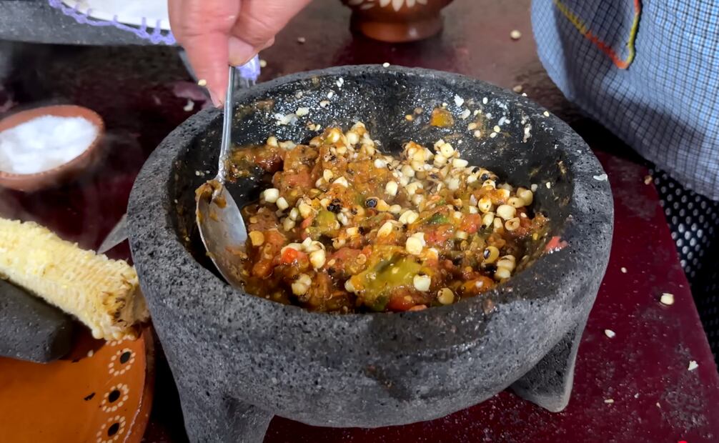 Prepara esta receta de salsa de milpa, compartida por Doña Ángela. Foto: Captura de pantalla / YouTube "De Mi Rancho a Tu Cocina"