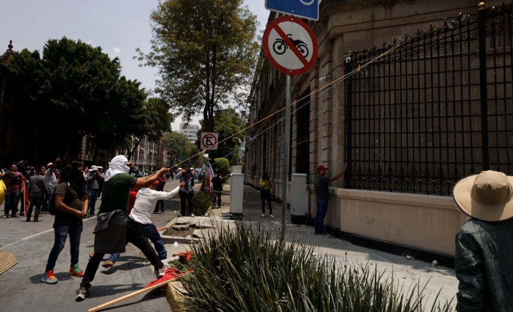 Integrantes de la CETEG realizan destrozos en la entrada de la Secretaría de Gobernación en la Ciudad de México, el 4 de junio de 2025. Foto: Diego Simón Sánchez/EL UNIVERSAL