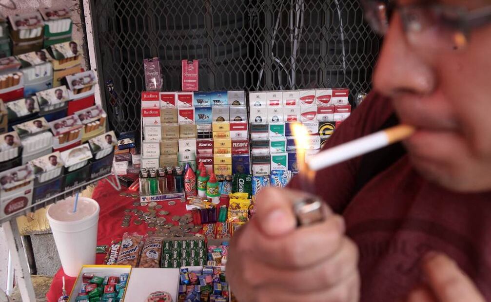 En el caso de los fumadores, el documento explica que la cuota aplicable a tabacos será de más de 64 centavos por cigarro. Foto: Archivo EL UNIVERSAL