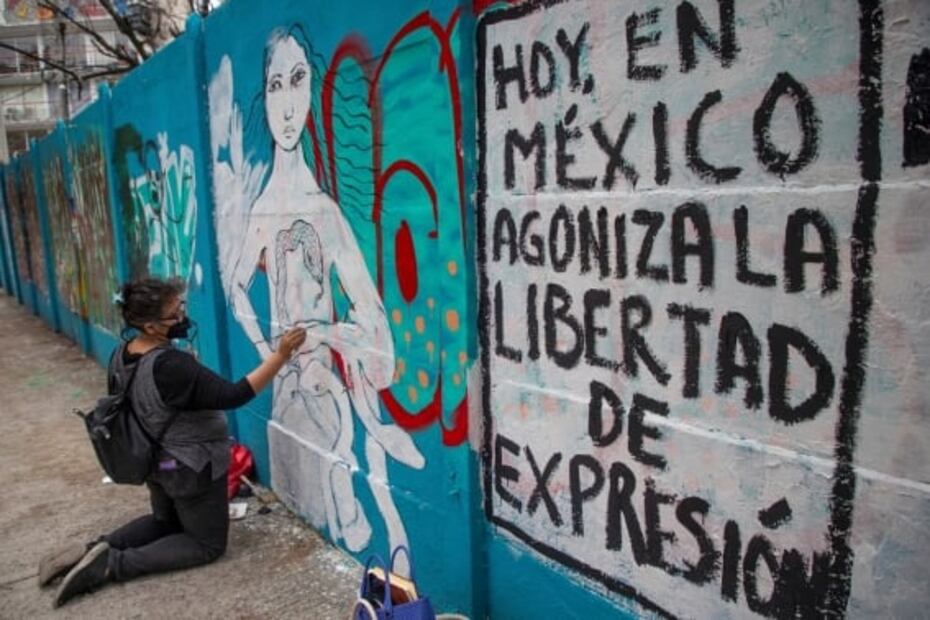 Artistas pintan mural en la Roma; exigen justicia por periodistas asesinados