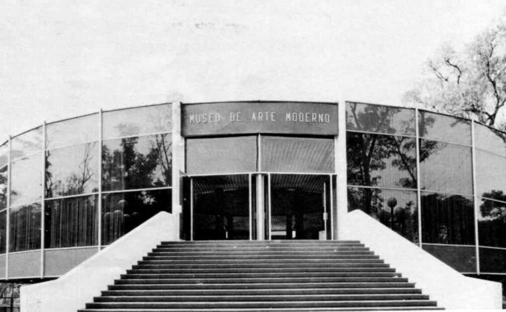 Imagen del frente del MAM en los años 70, su forma redonda, que proyecta movimiento, es su principal característica. Colección Carlos Villasana.