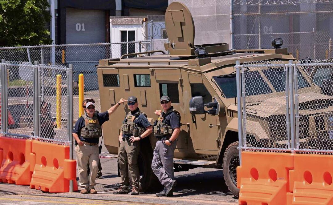 Agentes del área de Investigaciones del Departamento de Seguridad Nacional mantienen vigilancia en Delaney Hall, en Newark, New Jersey. Foto: Michael M. Santiago / AFP