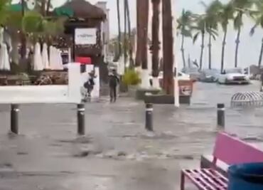 Fuertes lluvias provocan crecidas de arroyos e inundaciones en La Paz, Baja California Sur