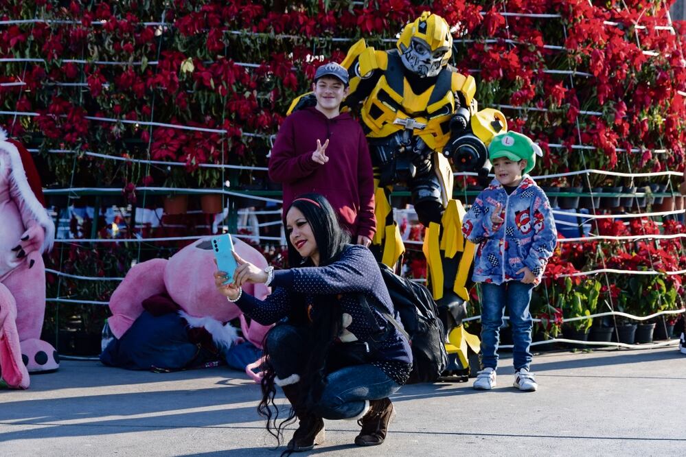 Niños y sus familiares aprovecharon para tomarse fotografías con los superhéroes y los Reyes Magos que estaban en el Zócalo. Foto: Hugo Salvador / EL UNIVERSAL