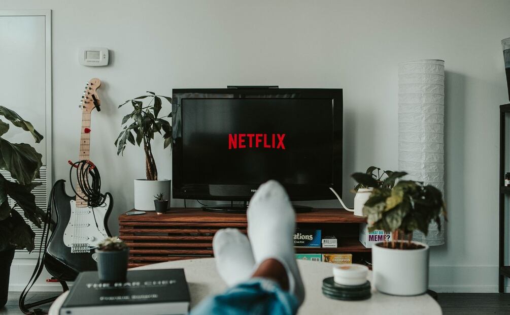Muchas Smart TV te permiten utilizar la voz para controlarlas. Foto: Unsplash