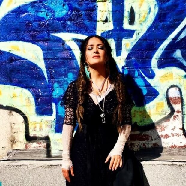 Así luce Salma Hayek sin maquillaje y en traje de baño a los 54 años
