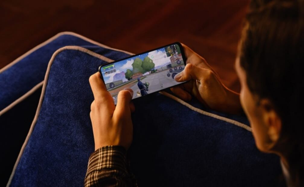 OPPO lanza smartphone Reno5 Lite con 5 cámaras con IA