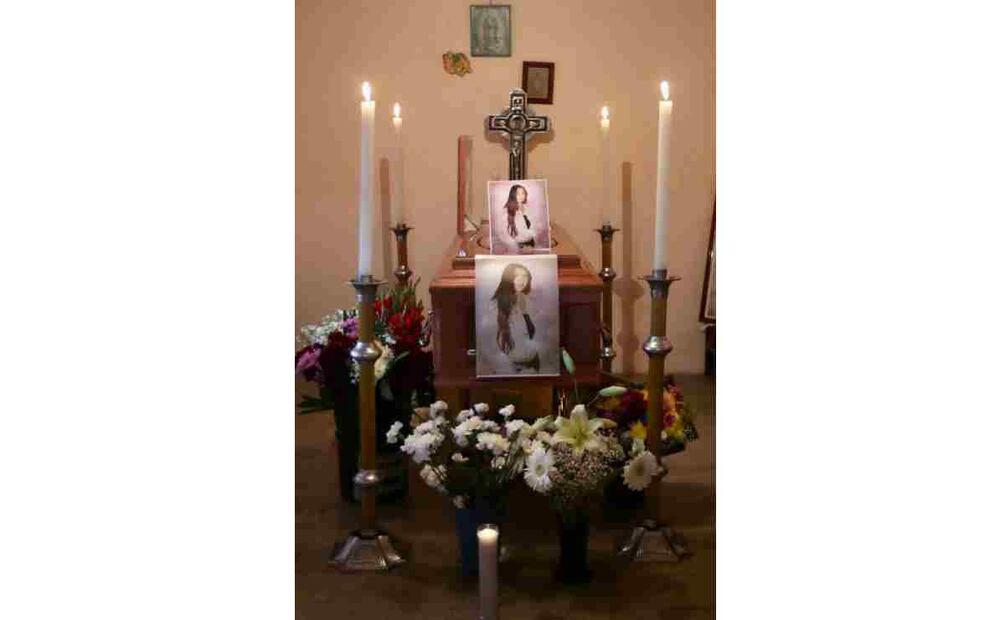 Velorio de Montserrat, quien fue asesinada por su pareja sentimental en la colonia Anáhuac. Sus papás, Rosa Icela Gómez y Armando Juárez, exigen justicia, que su homicida nunca salga de la cárcel. Familiares y amigos de Monse, se dieron cita en la casa de campo que tienen sus abuelos en Hueypoxtla. Foto: Valente Rosas. EL UNIVERSAL