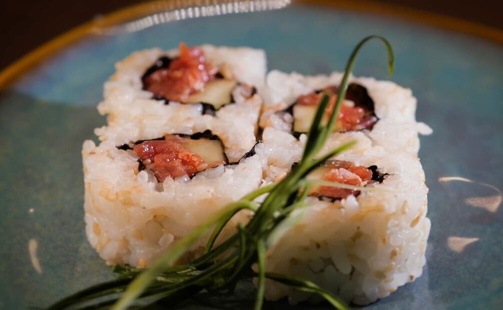Rollo Uramaki del chef Uriel Ramírez. Foto: Cortesía.