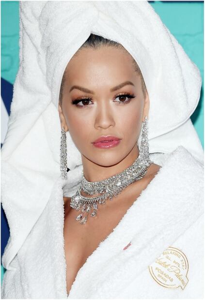 La explicación detrás del polémico outfit de Rita Ora