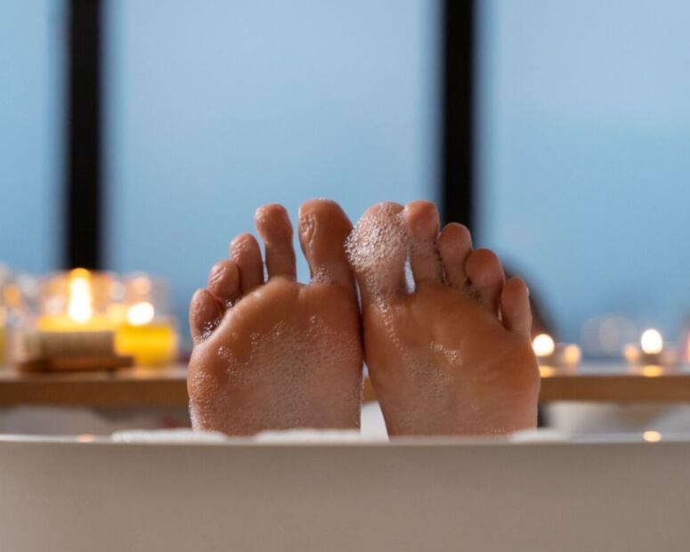 Secar bien los pies tras remojarlos con agua tibia y sal de mar es clave para evitar los hongos. Foto: Freepik