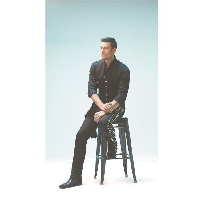 El traje de charro que Rivera usa en su video lo tiene desde hace 10 años. Fotos: SONY MUSIC