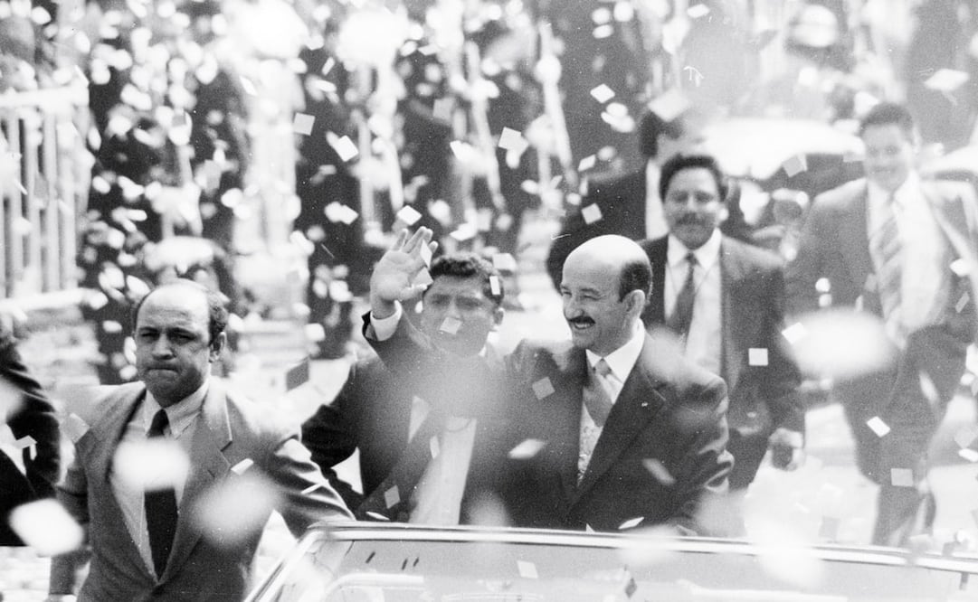 Recorrido de Carlos Salinas de Gortari por calles capitalinas, tras recibir la investidura presidencial. Foto: Archivo EL UNIVERSAL
