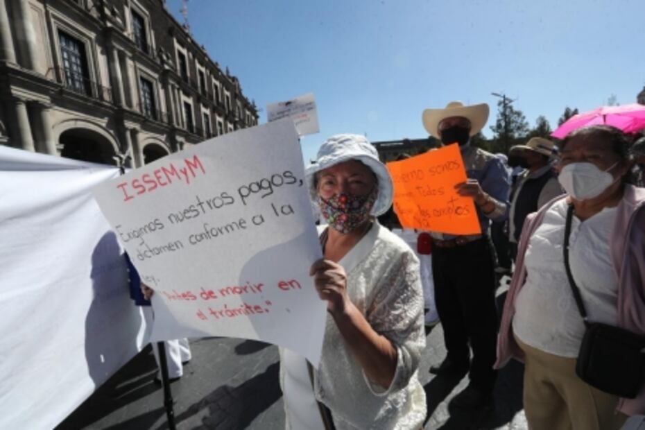 Trabajadores del Isem y pensionados del ISSEMyM realizan un plantón centro palacio de gobierno en Toluca 