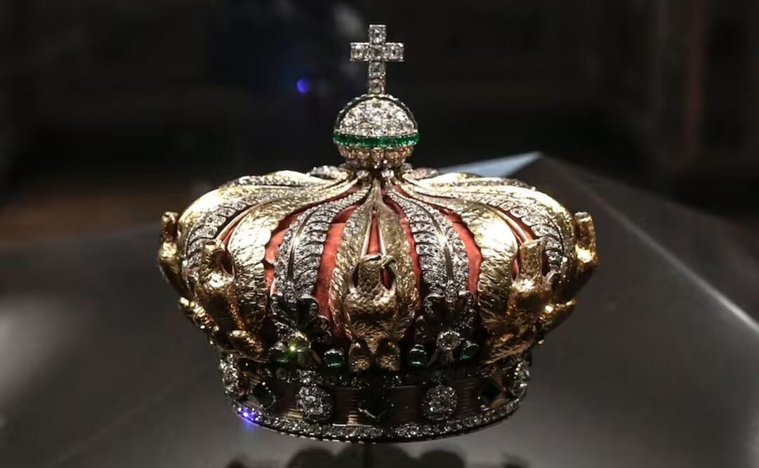 La corona con esmeraldas de la emperatriz Eugenia de Montijo. Foto: AFP