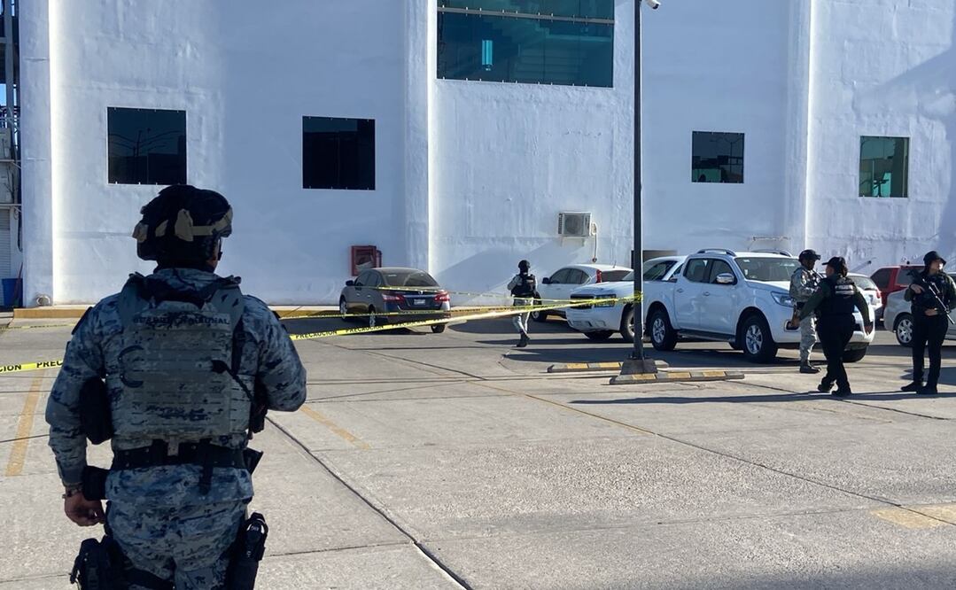 En el área de estacionamiento de un gimnasio, en el fraccionamiento Montebello, dos jóvenes motociclistas fueron atacados a balazos por desconocidos. Foto: Especial