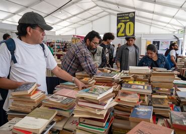 Libros, viniles y películas desde 10 pesos en el Remate en el Monumento a la Revolución