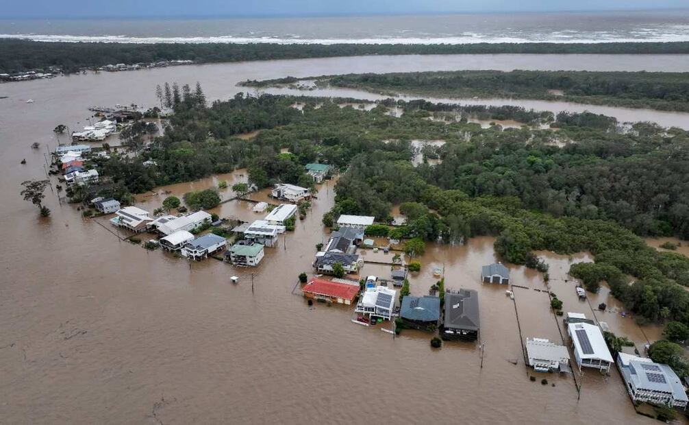 El agua de la inundación rodea casas en Port Macquarie, en el norte de Sídney, Australia. Foto: Lindsay Moller / AP