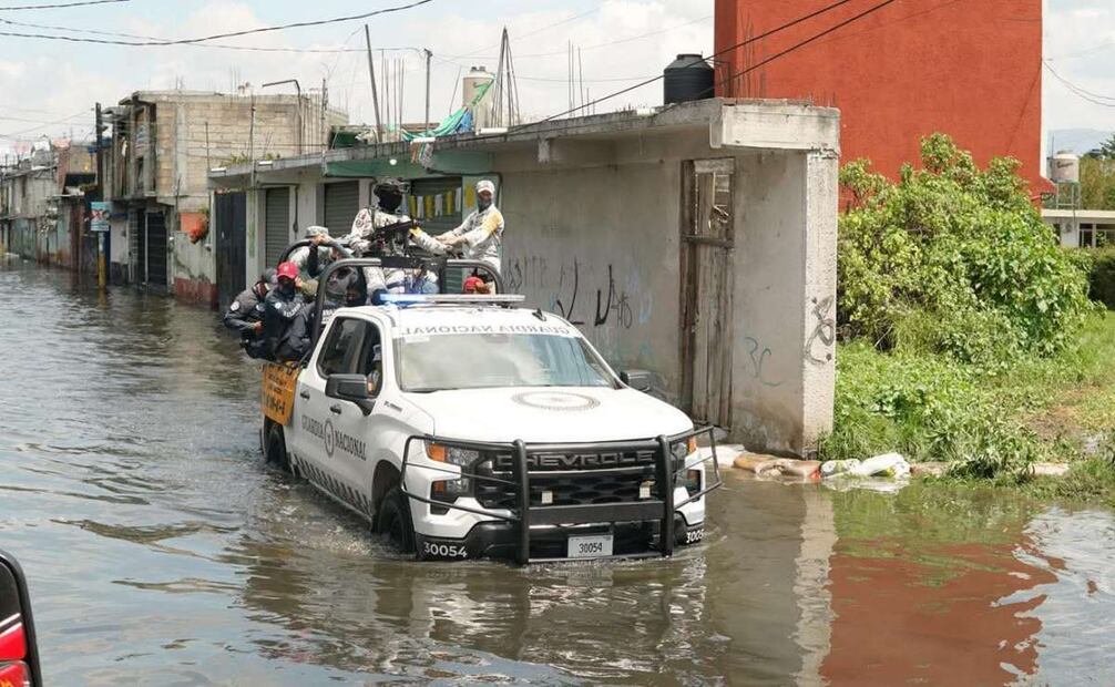 Los vecinos coordinados con las dependencias de seguridad ingresaron a las zonas inundadas donde el tirante de agua superó los 70 centímetros de altura 
Foto: Especial.