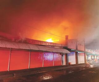 Arde Mercado de las Flores en Xochimilco