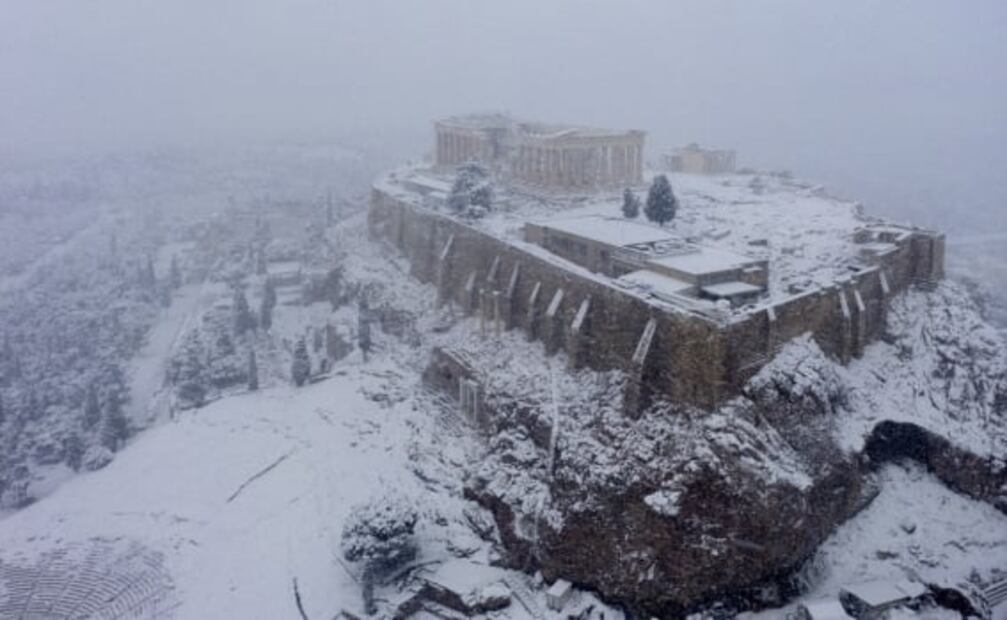 Espeso manto de nieve cubre la Acrópolis de Atenas. Así luce el icónico monumento de la Antigua Grecia