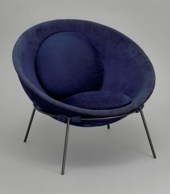 Lina Bo Bardi (Brazilian, born Italy. 1914–1992). Bowl Chair. 1951. Steel and fabric. Foto:   The Museum of Modern Art, New York. Committee on Architecture and Design Funds.