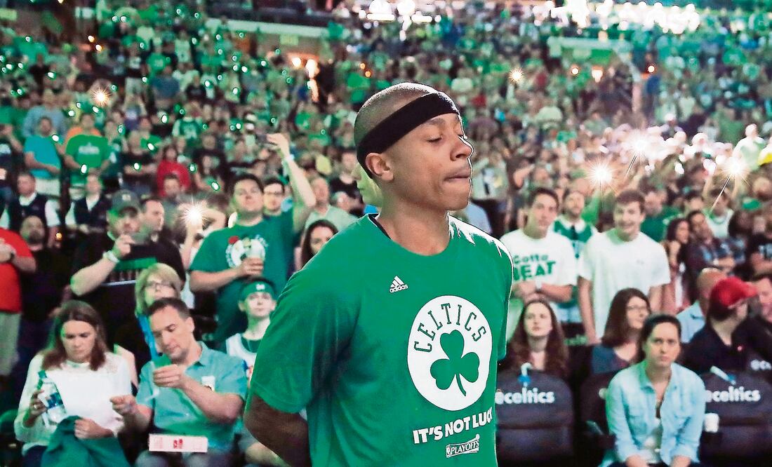 Isaiah Thomas lució dolido por la muerte de su hermana Chyna. (MICHAEL DWYER. AP)