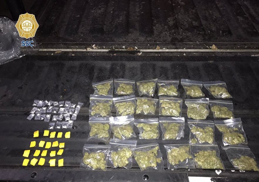 Al realizar la revisión, los policías encontraron varias bolsitas con aparente droga. (Foto: especial)