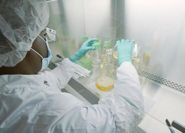 Por emergencia, FDA autoriza tratamiento experimental de Eli Lilly para casos leves y moderados de Covid