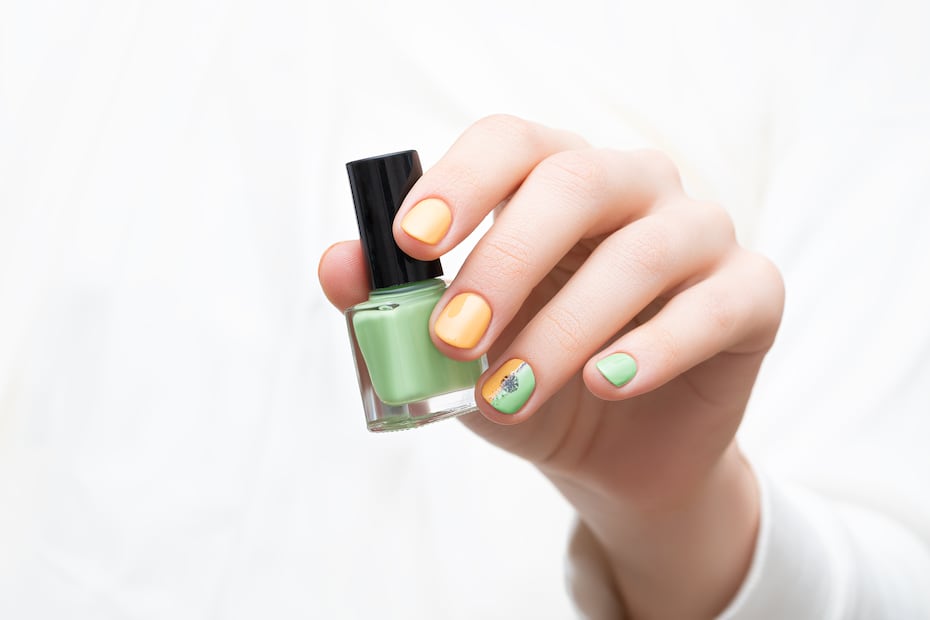 El esmalte de uñas, al secarse, crea una capa antideslizante en la suela de los zapatos. Foto: Freepik
