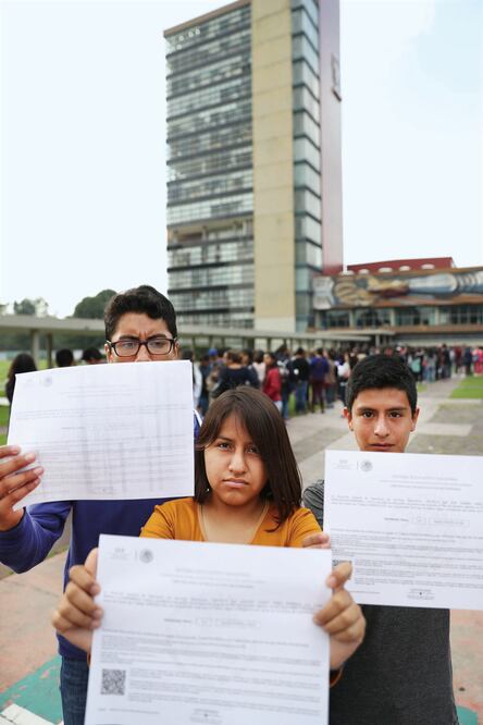 Esperan solución. Estudiantes y padres de familia realizan filas y protestas en la explanada de la Rectoría de la UNAM para ser atendidos y encontrar una solución al problema que enfrentan (ARCHIVO. EL UNIVERSAL)