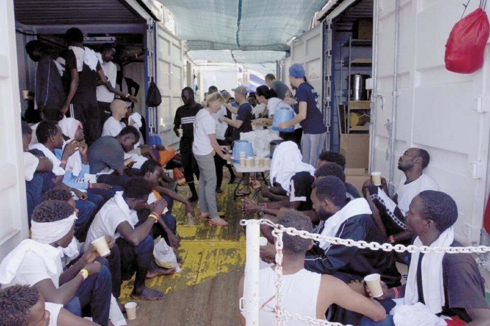 Migrantes rescatados a bordo del Ocean Viking, en el mar Mediterráneo, ayer. Foto/REUTERS