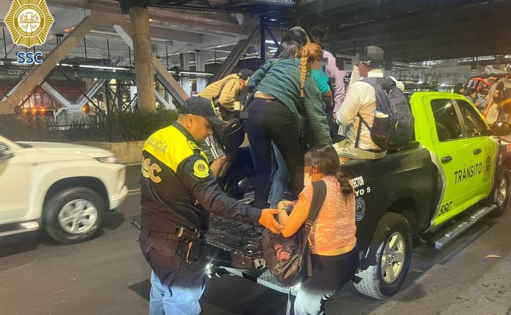 Policías se encuentran apoyando el traslado de los usuarias (05/05/2025). Foto: Especial