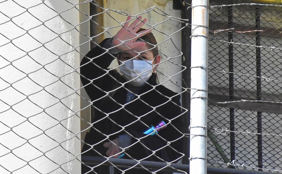 La expresidenta interina de Bolivia Jeanine Áñez saluda desde la cárcel de Mujeres de Miraflores, Foto: EFE